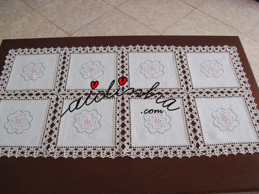centro com quadrados de linho bordados à mão e crochet