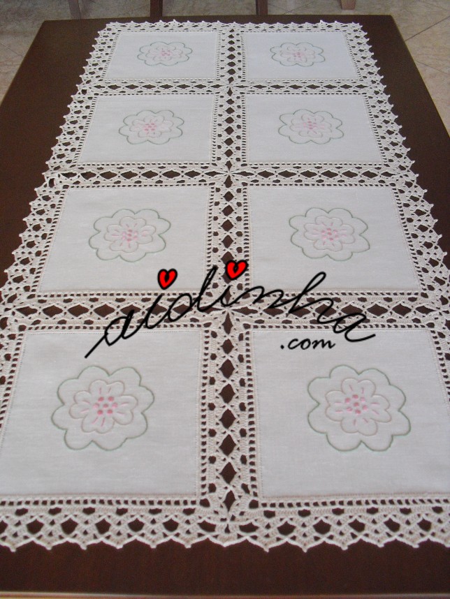 outra foto do centro com quadrados de linho bordados à mão e crochet
