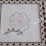 Centro com quadrados de linho, com flores bordadas à mão e crochet