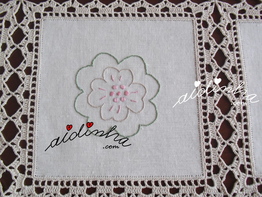 bordado à mão do centro com quadrados de linho e crochet