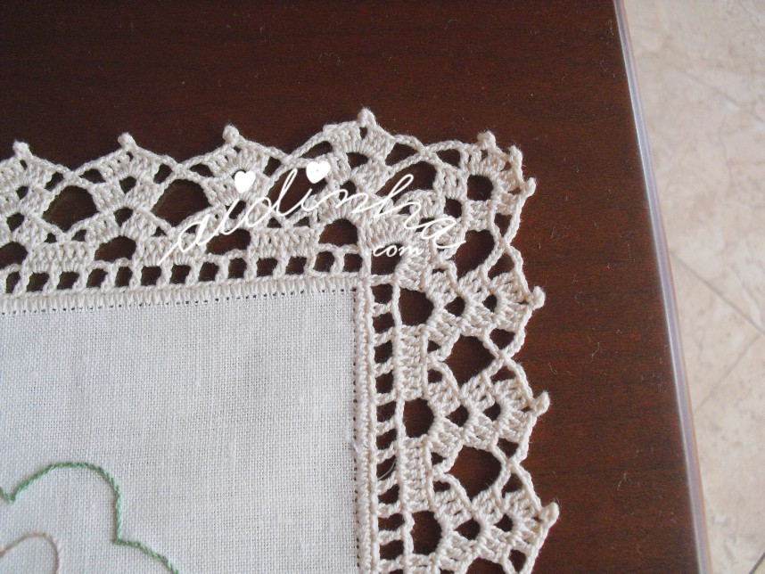 canto do crochet dos quadrados de linho bordados à mão