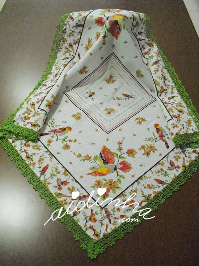 toalhinha com estampado de passarinhos e crochet