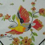 Toalhinha com estampado de passarinhos e crochet verde