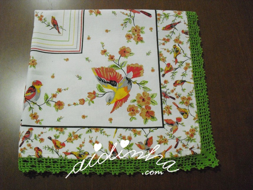 outra foto da toalhinha com estampado de passarinhos e crochet