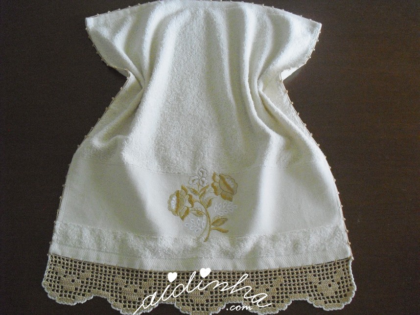 pano turco, com bordado creme e crochet