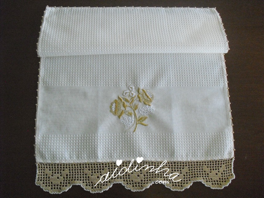 pano da louça, com bordado creme e crochet
