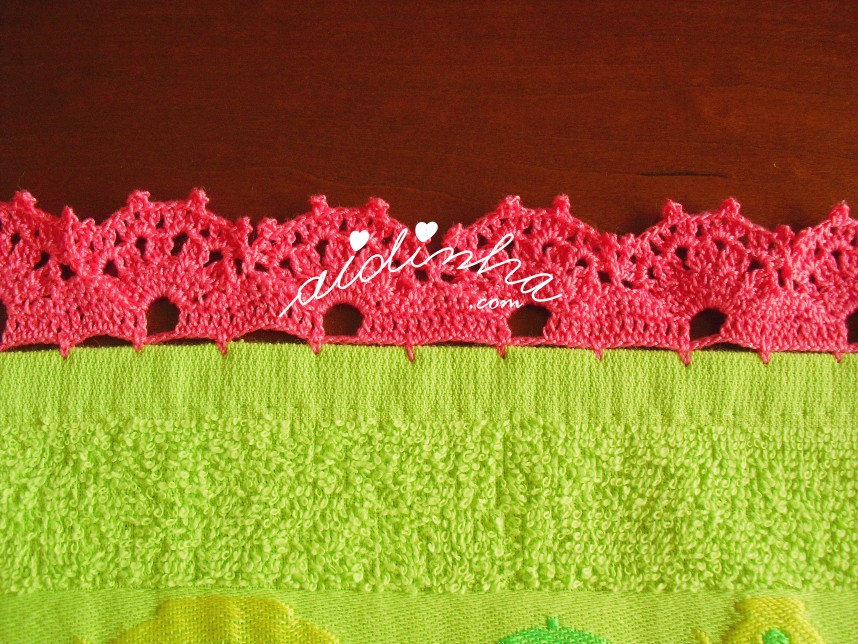crochet rosa do pano turco com bule e chávenas