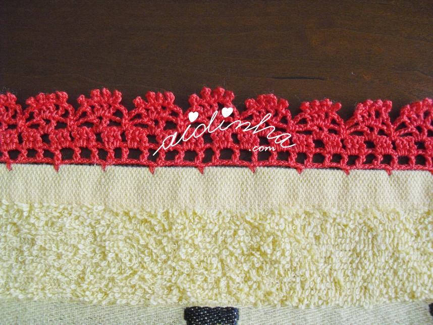 crochet vermelho do pano turco com galos de Barcelos