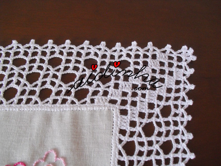 canto do crochet do centro com quadrados de linho bordados à mão