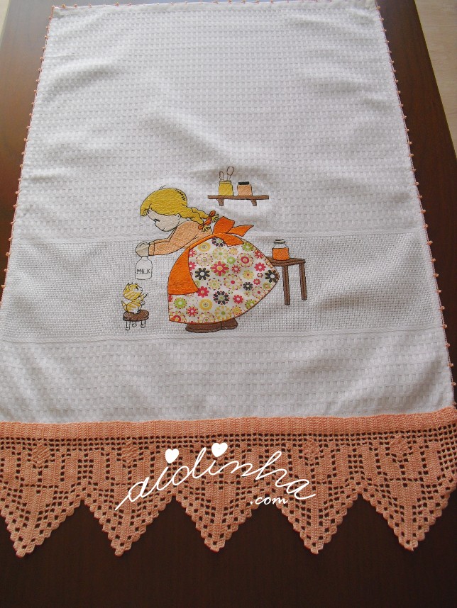 pano de cozinha com bordado, aplicação de tecido e crochet