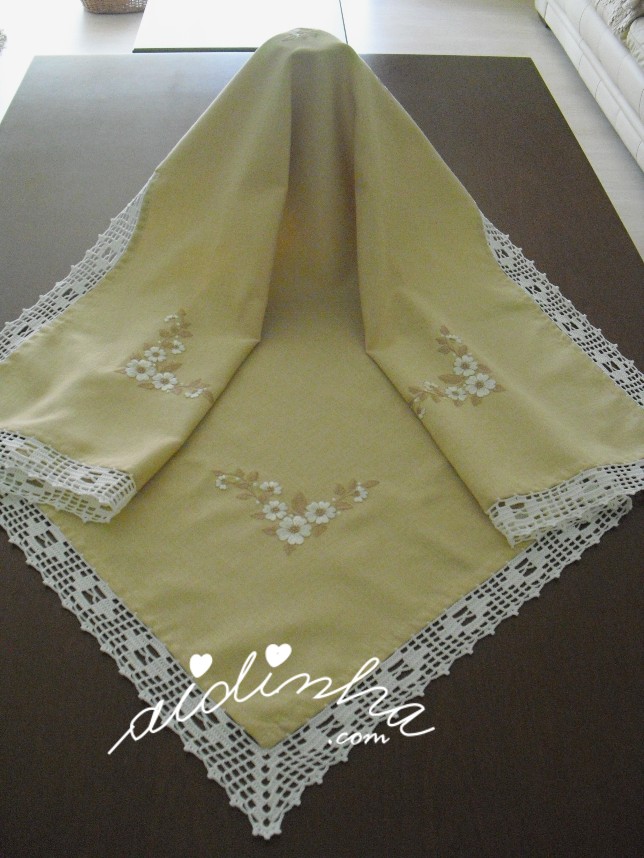 toalha de mesa creme , com 4 bordados e crochet
