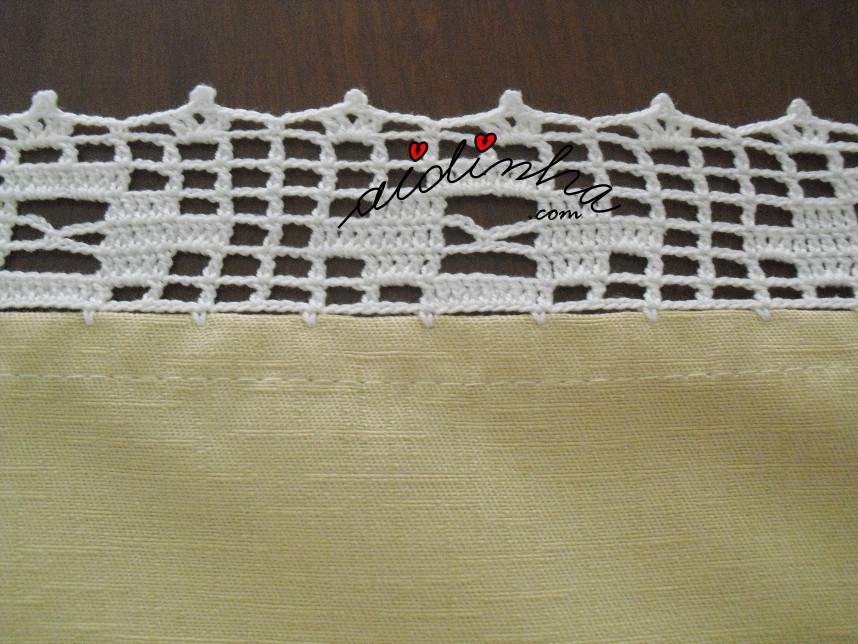 crochet da toalha creme com 4 bordados