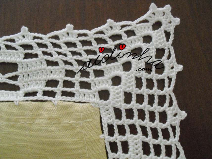 canto do crochet da toalha creme com 4 bordados