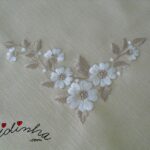 Toalha de mesa, em tecido creme bordado e com crochet