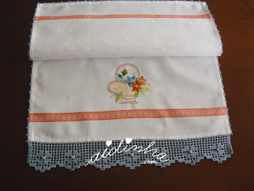 pano de cozinha com cesto de flores bordado e crochet