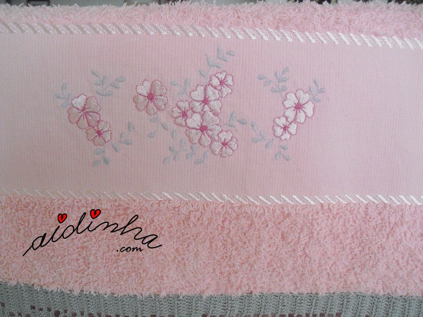 bordado do conjunto de toalhas de banho com crochet rosa e cinza