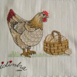 Conjunto de panos de cozinha, em cores creme, bordado e com crochet