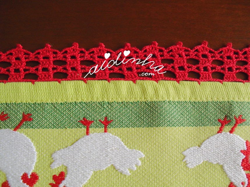 crochet vermelho do pano turco de cozinha com galinhas