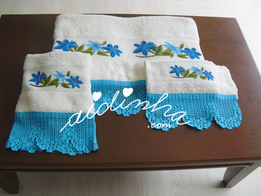 conjunto de toalhas de banho pintado à mão em azul e crochet