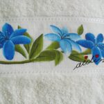 Conjunto de toalhas de banho, pintado manualmente, em tons de azul e com crochet