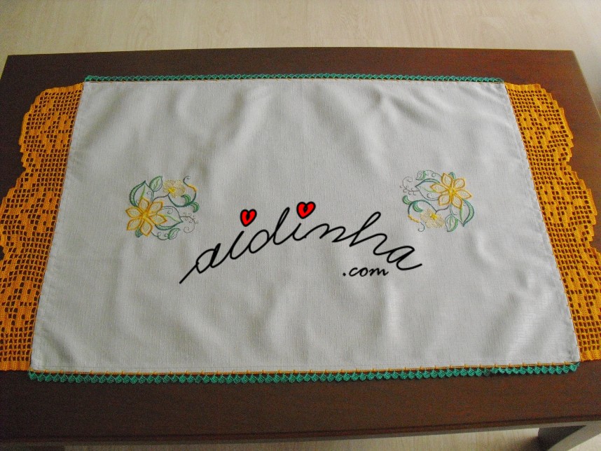 centro com dois bordados e crochet