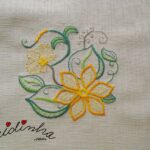 Centro com dois bordados e crochet
