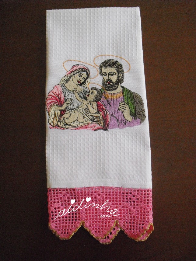 outra foto do pano de cozinha com bordado XXL e crochet rosa