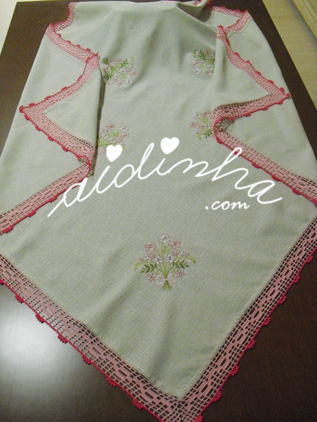 toalha de mesa, com 8 bordados e crochet em rosa
