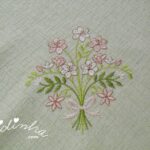 Toalha de mesa, com oito bordados e crochet em rosa