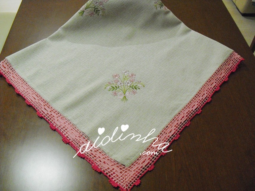 outra foto da toalha de mesa, com 8 bordados e crochet em rosa