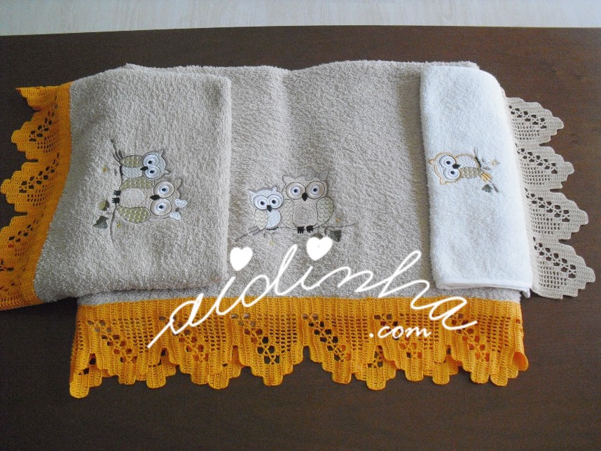 conjunto de toalhas de banho, bordado e com crochet