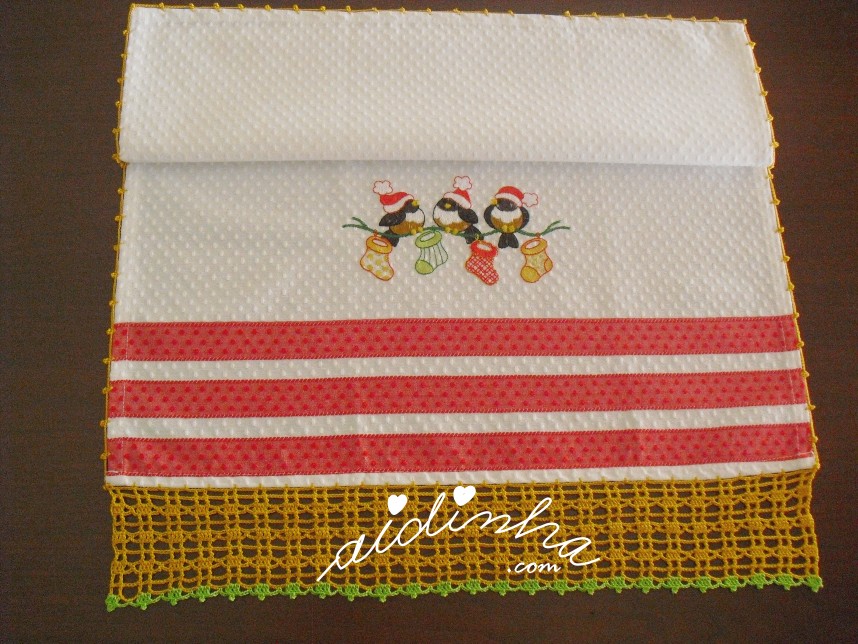 pano de cozinha com bordado de Natal e crochet