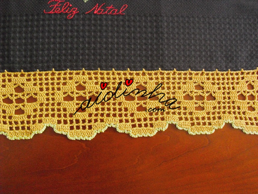 crochet amarelo do pano de cozinha, com bordado de Natal