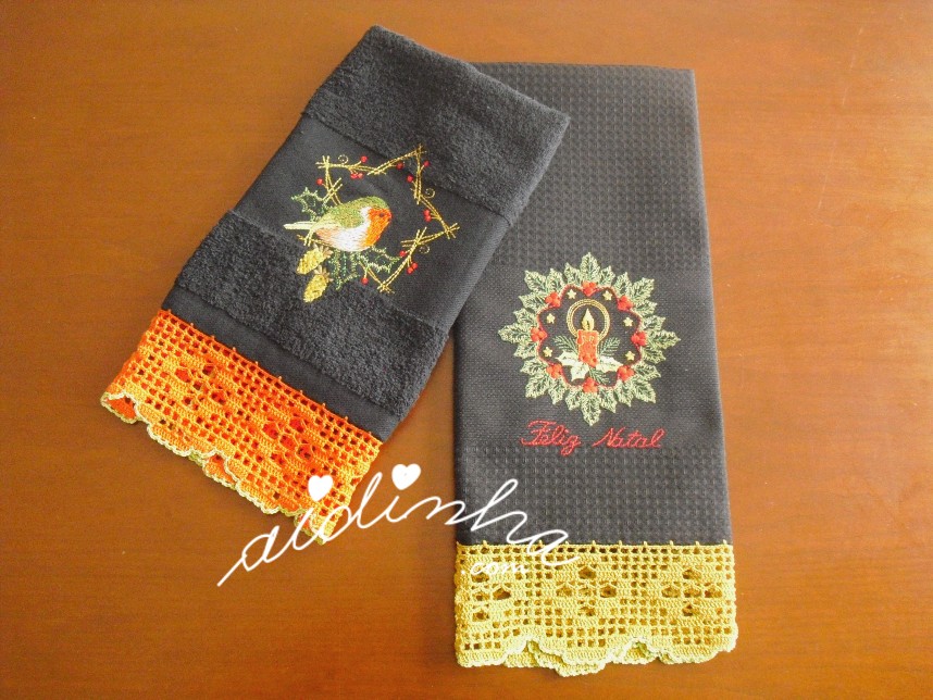 conjunto de panos de cozinha, em tecido preto, com bordados de Natal e crochet