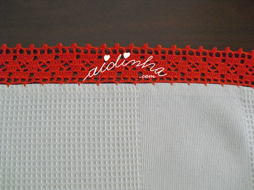 crochet vermelho do centro de Natal com dois bordados