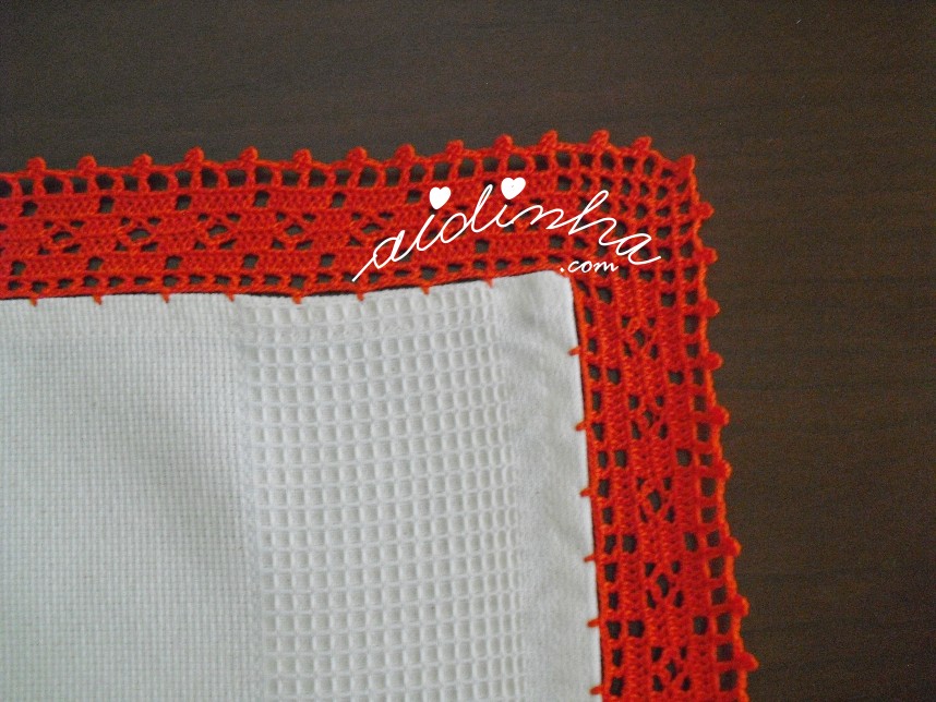 canto do crochet vermelho do centro de Natal com dois bordados