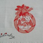 Centro de Natal, com dois bordados e crochet em vermelho