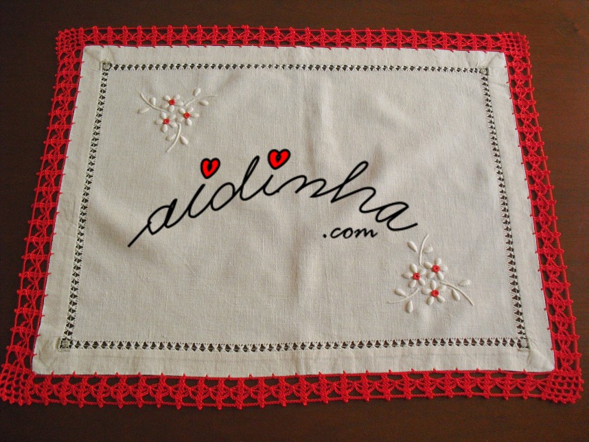centro em linho, bordado à mão. com bainha aberta e crochet vermelho