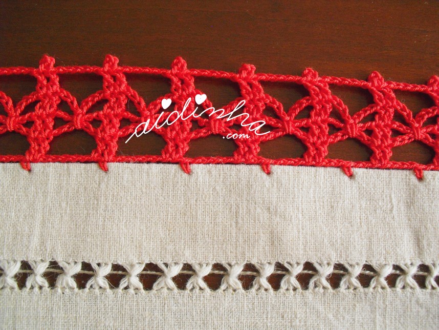 crochet vermelho e bainha abeta do centro de linho