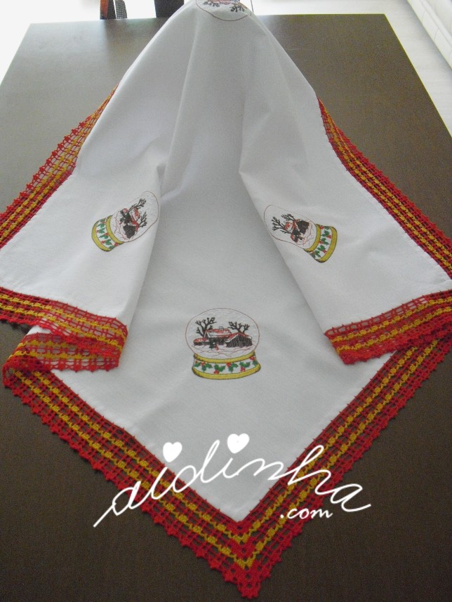 toalha de mesa com bordado de Natal e crochet