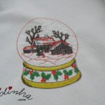 Toalha de mesa com quatro bordados de Natal e crochet com duas cores