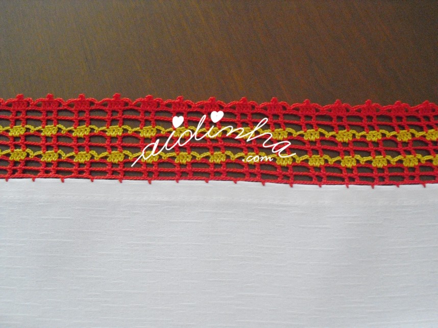 crochet da toalha de mesa com quatro bordados de Natal