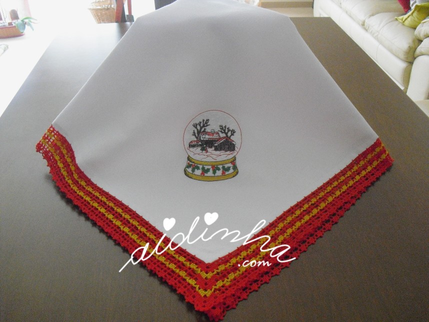 outra foto da toalha de mesa com bordado de Natal e crochet