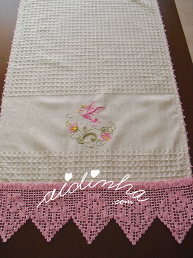 pano de cozinha, com bordado e crochet rosa