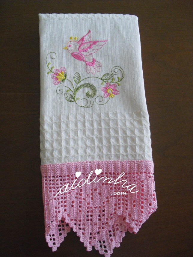 outra foto do pano de cozinha, com bordado e crochet rosa