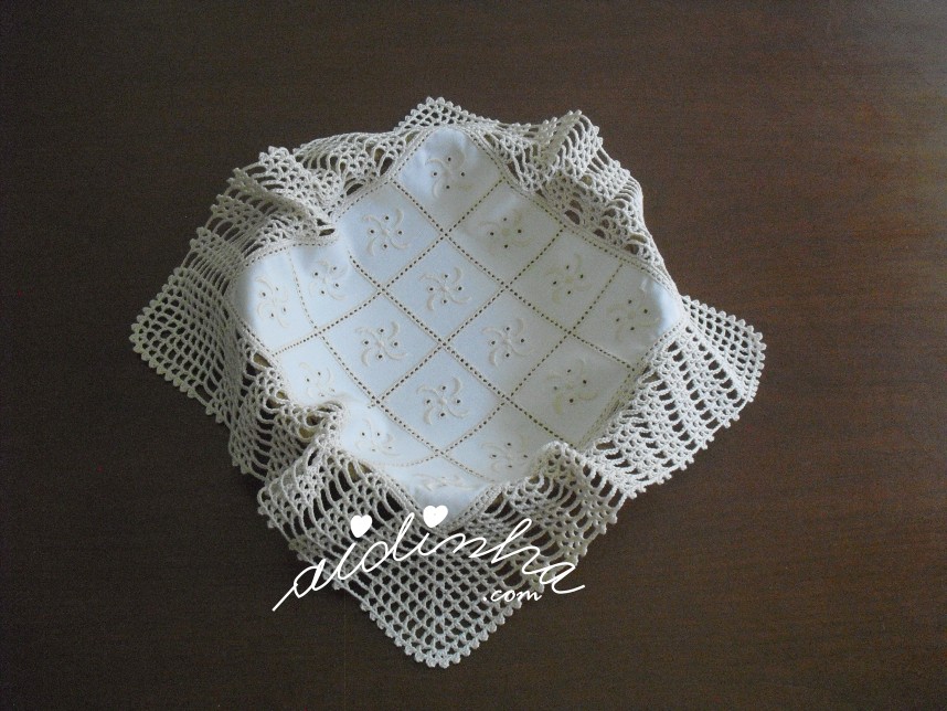 outra foto do pano para o cestinho do pão em linho bordado e crochet
