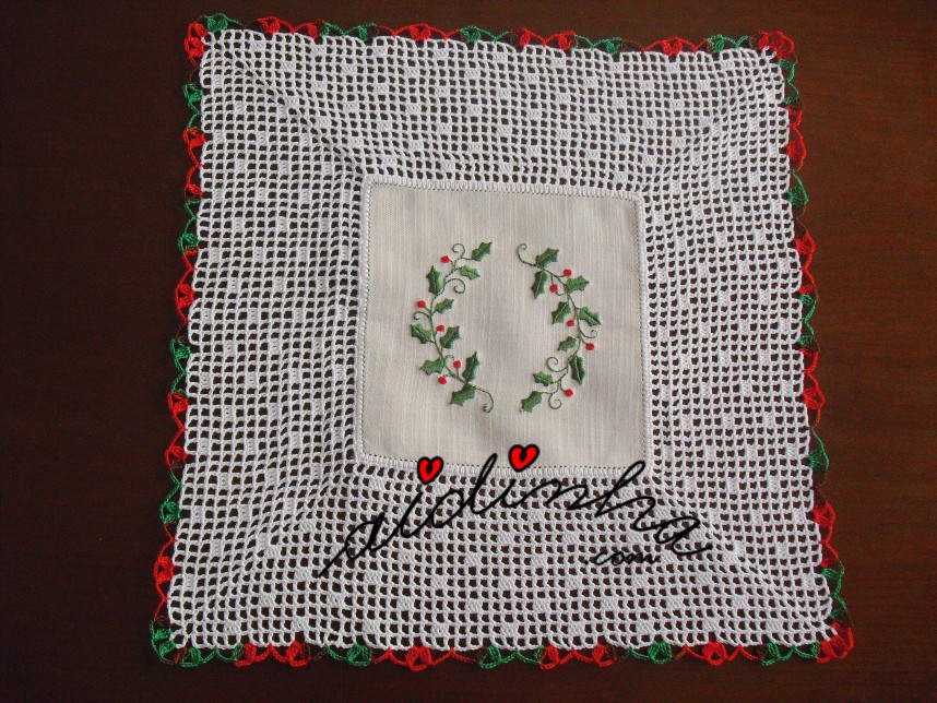 centro de Natal, em linho bordado e crochet