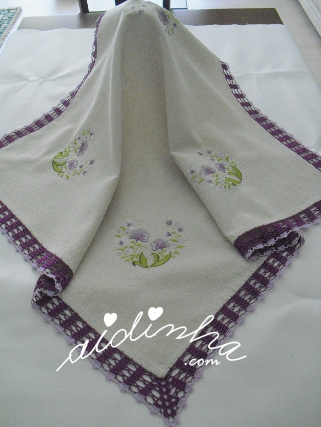 toalha de mesa, com quatro bordados e crochet lilás