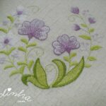 Toalha de mesa, com quatro bordados e crochet na cor roxo