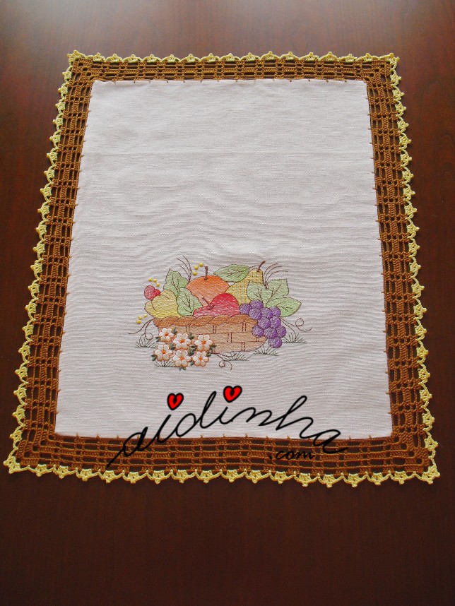 uma das peças do conjunto de cozinha, bordada e com crochet